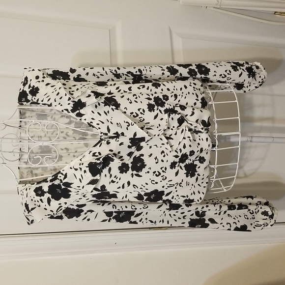 Pretty cream and black floral top - Picture 2 of 13